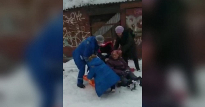 В Заволжском районе Ярославля на 90-летнюю женщину упала ледяная глыба