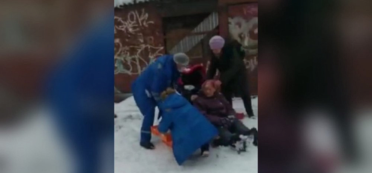 В Заволжском районе Ярославля на 90-летнюю женщину упала ледяная глыба