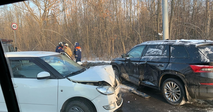В Ярославле на Тутаевском шоссе столкнулись две легковушки