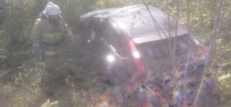 В Ярославской области легковой автомобиль вылетел с дороги