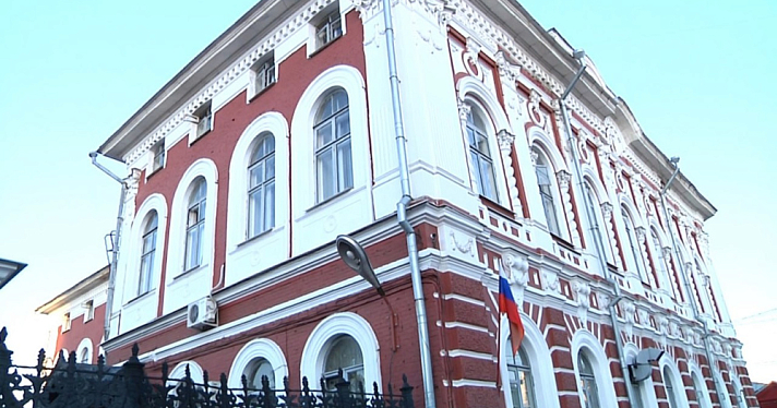 В центре Ярославля неадекватный мужчина разбил чужой автомобиль