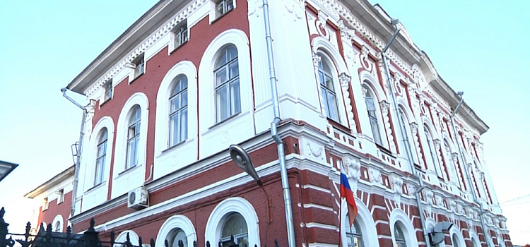 В центре Ярославля неадекватный мужчина разбил чужой автомобиль