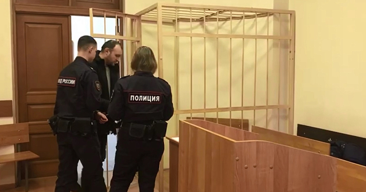 В центре Ярославля посетитель бара исполосовал ножом молодого охранника