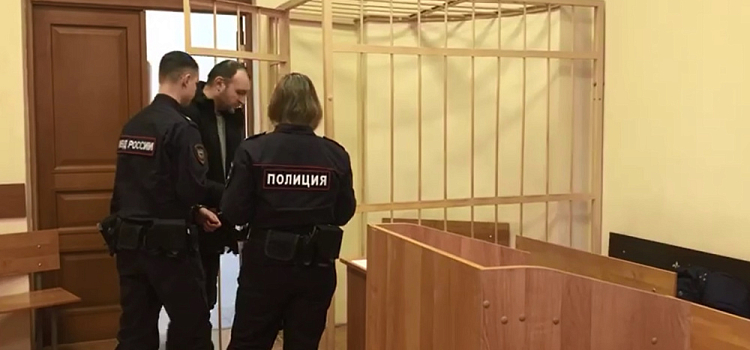 В центре Ярославля посетитель бара исполосовал ножом молодого охранника