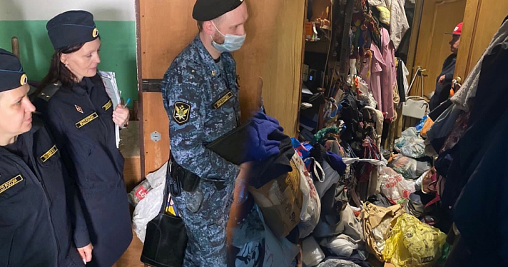 Ярославская пенсионерка с «синдромом Плюшкина» завалила квартиру мусором и не пускала в нее коммунальщиков