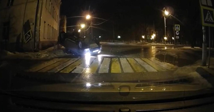 В Ярославле автомобиль перевернулся и врезался в дорожный знак. Видео