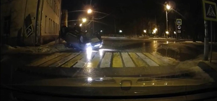 В Ярославле автомобиль перевернулся и врезался в дорожный знак. Видео