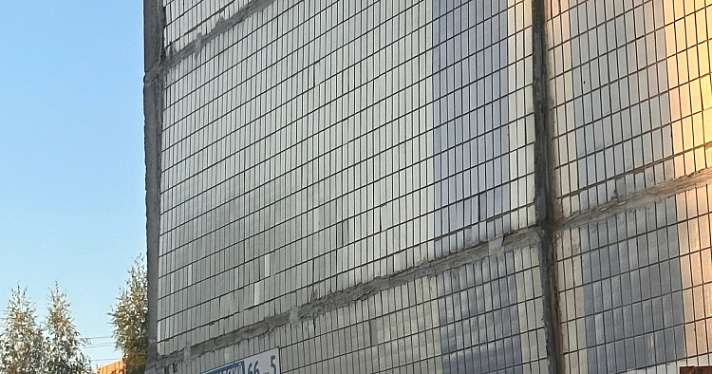 «Стена отходит»: жители панельной многоэтажки в Ярославле бьют тревогу