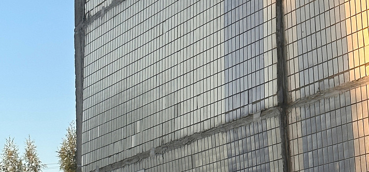 «Стена отходит»: жители панельной многоэтажки в Ярославле бьют тревогу