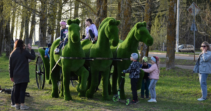 В Переславском парке установили скульптуры из кустарников
