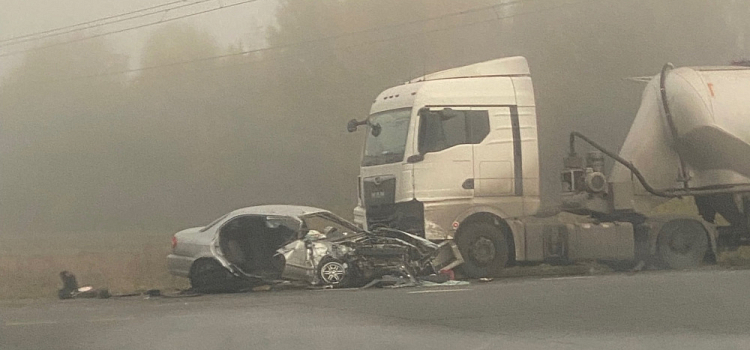 Туманным утром в жёстком ДТП в Ярославской области пострадали четыре человека