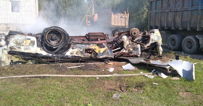 В Ярославской области сгорел школьный автобус