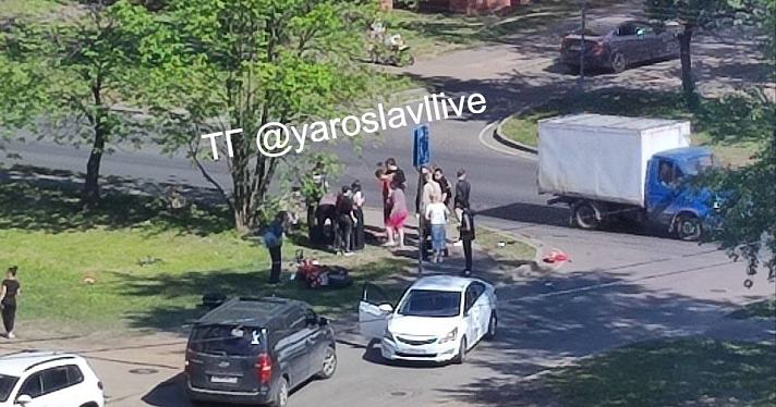 Отбросило на несколько метров: в Ярославле мотоциклист попал в серьёзное ДТП