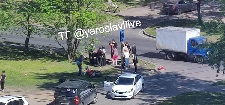 Отбросило на несколько метров: в Ярославле мотоциклист попал в серьёзное ДТП