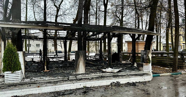 В центре Ярославля сгорела веранда кафе_255946