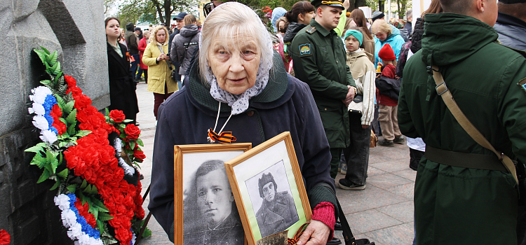 «Бессмертный полк» в Ярославле собрал около десяти тысяч участников_296460