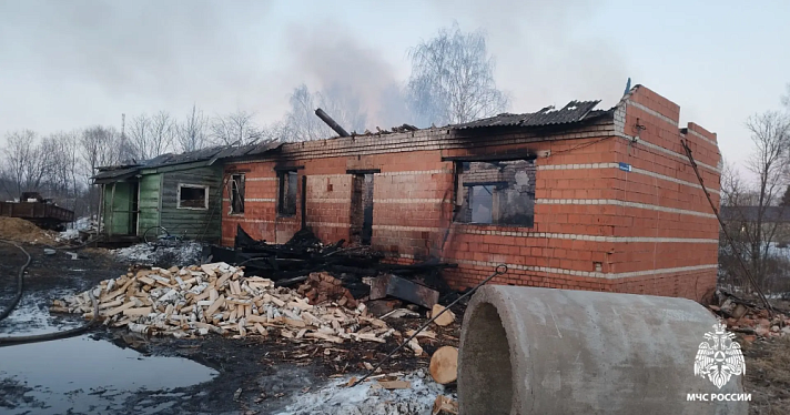 Под Угличем пожар оставил без жилья две семьи