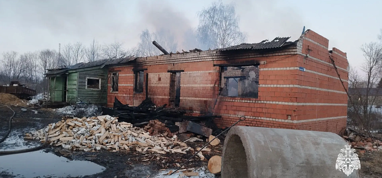 Под Угличем пожар оставил без жилья две семьи