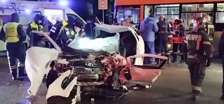 В Ярославле столкнулись автобус и легковой автомобиль