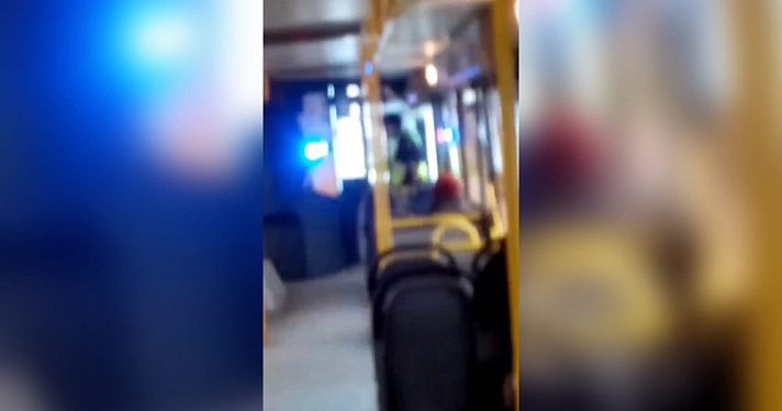 Выгнали пассажиров: в Ярославле сотрудники ГИБДД остановили автобус за отсутствие маски у водителя