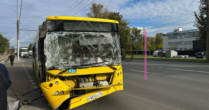 «Посыпались осколки»: в Ярославле автобус врезался в припаркованный грузовик у моторного завода