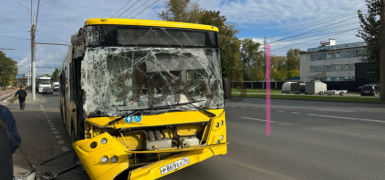«Посыпались осколки»: в Ярославле автобус врезался в припаркованный грузовик у моторного завода