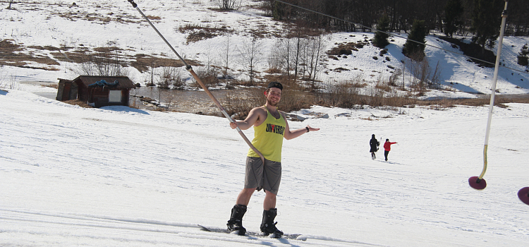 Под Ярославлем устроили массовый заезд на лыжах и сноуборде в купальниках и пижамах_268952