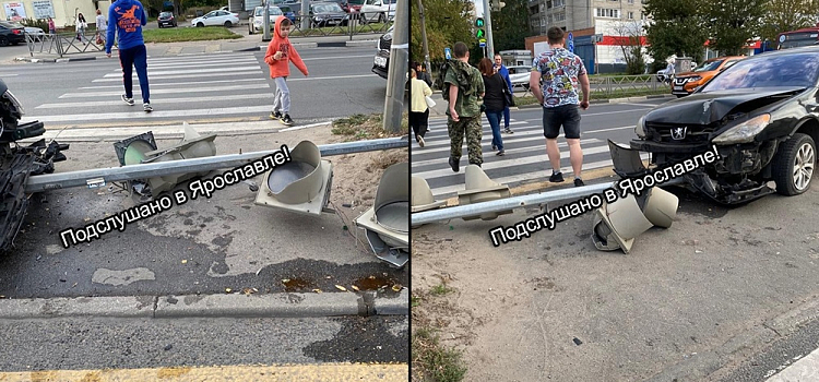 «Еле успела отскочить»: в Ярославле водитель иномарки снес светофор на Московском проспекте_252214