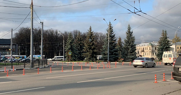 Вокруг островков безопасности на площади Волкова в Ярославле установили ограждения