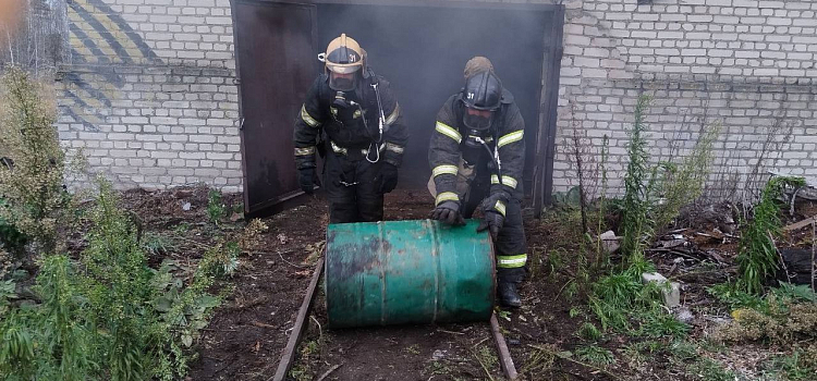 Под Ярославлем загорелся склад лесоматериалов_285369