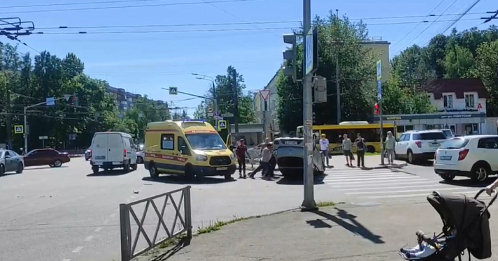 В Ярославле на оживлённом перекрёстке перевернулась легковушка