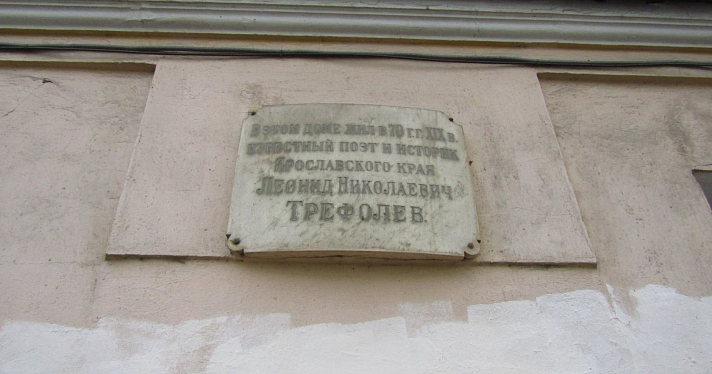 «Отвалился кусок исторической стены»: градозащитница обратила внимание на разрушающееся здание в центре Ярославля_167735