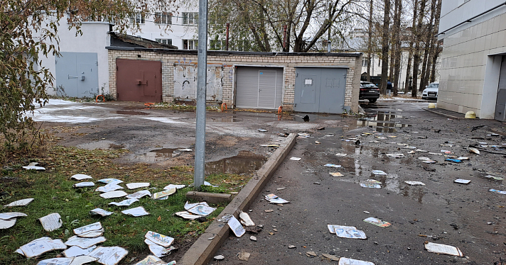 У дома разбросаны обгоревшие детские книжки: в центре Ярославля сгорела квартира в новостройке_255687
