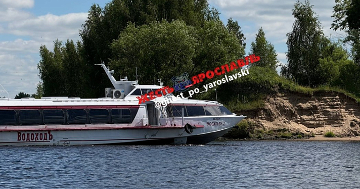 Винт повреждён, рейс отменён: в Ярославле теплоход «Восход-2» сломался
