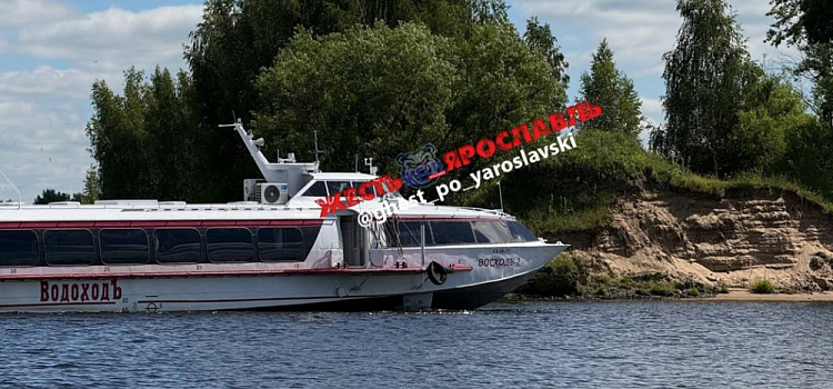 Винт повреждён, рейс отменён: в Ярославле теплоход «Восход-2» сломался
