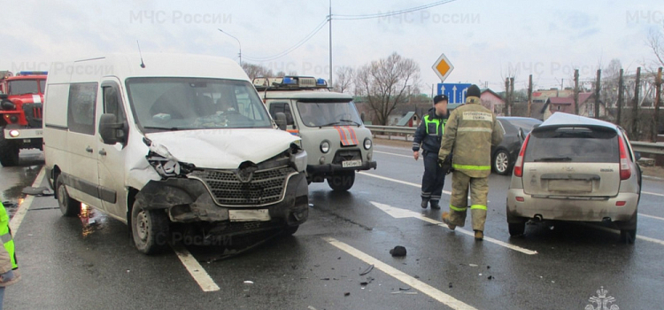Три человека пострадали на трассе М-8 у посёлка Семибратово