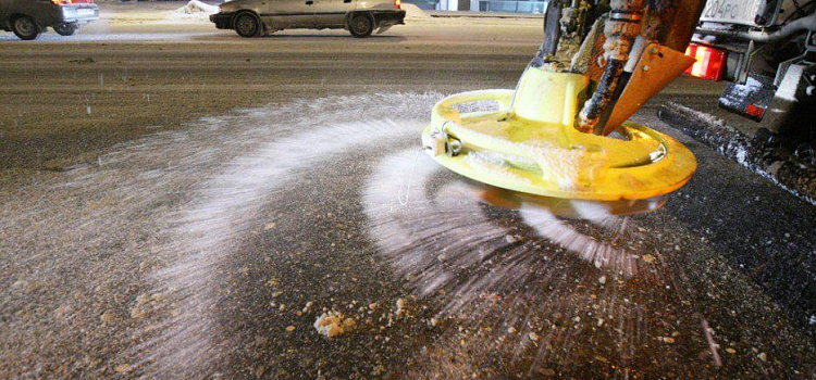 Подрядчики обрабатывают ярославские улицы пескосоляной смесью 