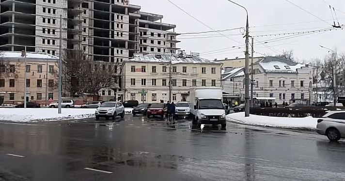 В Ярославле двое водителей подрались посреди площади