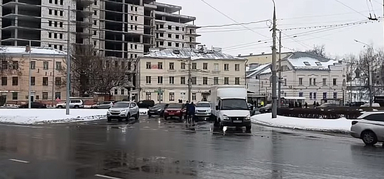 В Ярославле двое водителей подрались посреди площади