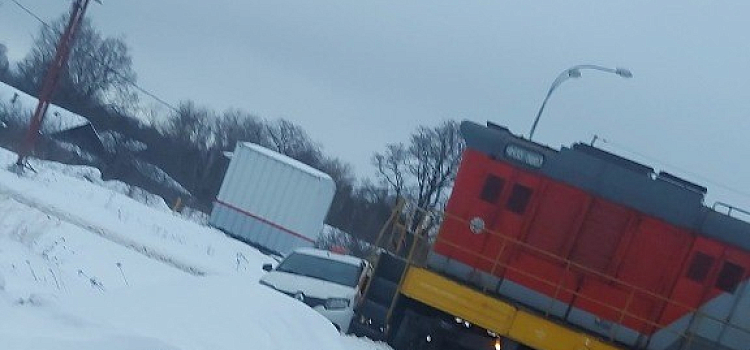 В Ярославской области тепловоз протаранил автомобиль такси