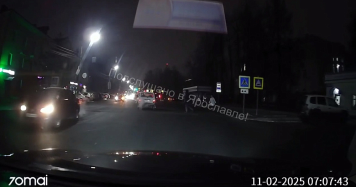 В Ярославле под колёса легковушек угодили три человека