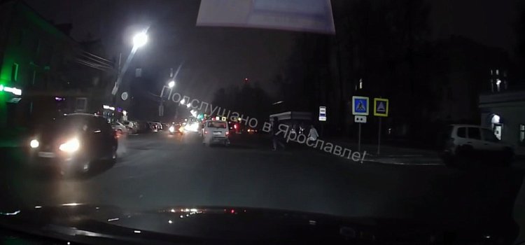 В Ярославле под колёса легковушек угодили три человека
