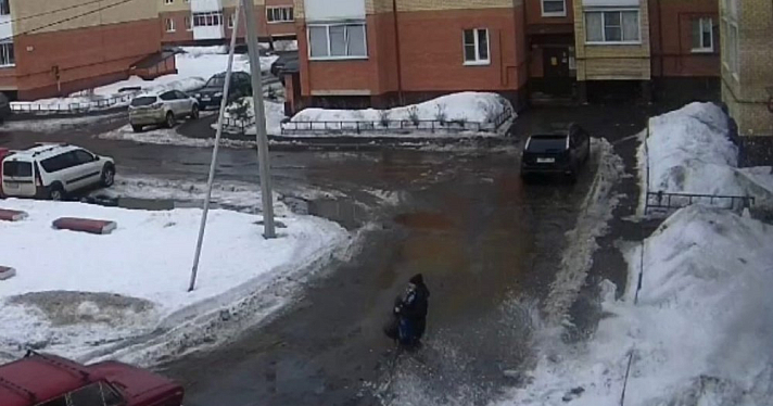 В Ярославле снежная глыба упала на мать с малышом: видео