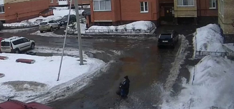 В Ярославле снежная глыба упала на мать с малышом: видео