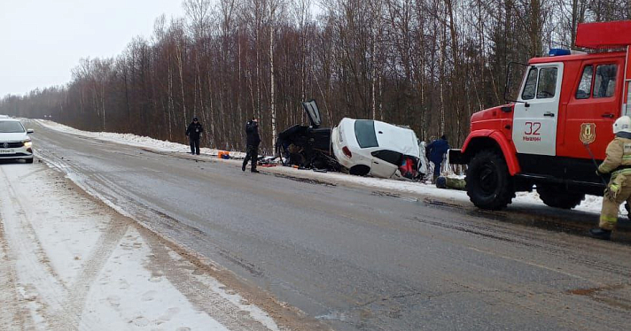 В Ярославской области при столкновении микроавтобуса и легковушки погибли три человека_265325