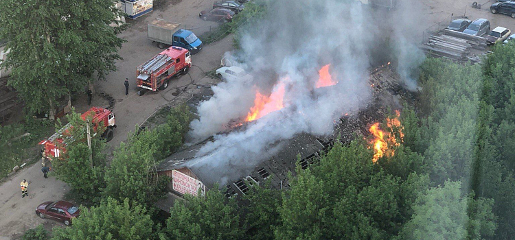 Рядом с локомотивным депо на Угличской в Ярославле сгорел нежилой барак_140001