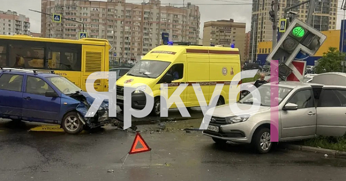Два ДТП с пострадавшими произошли на Ленинградском проспекте в Ярославле