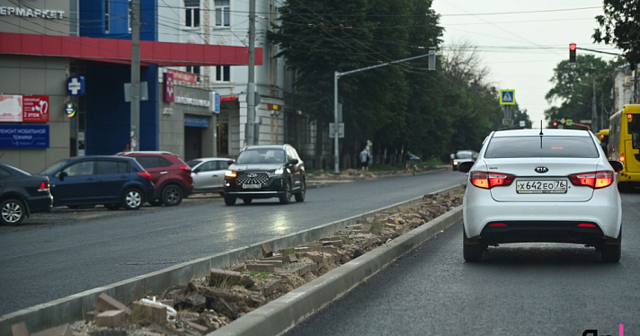 В Ярославле подрядчика заставили перекладывать асфальт на проспекте Октября