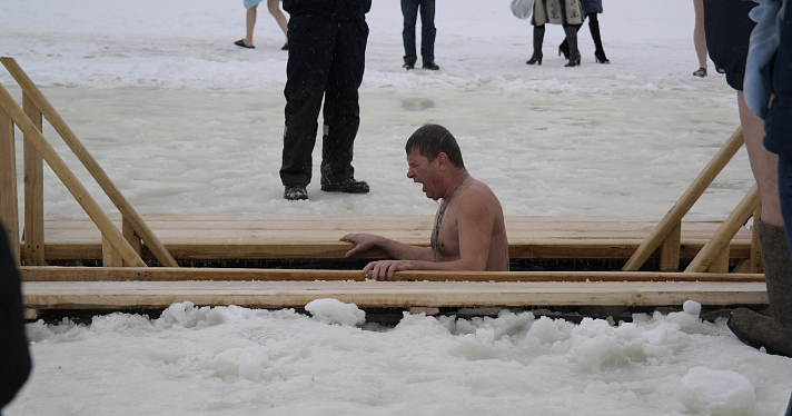 Ярославцы приняли участие в крещенских купаниях (видео)_49462