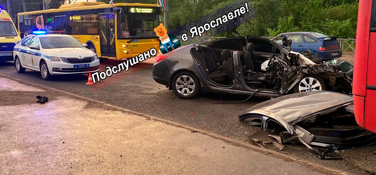 На Ленинградском проспекте в Ярославле легковушка врезалась в маршрутку_297432